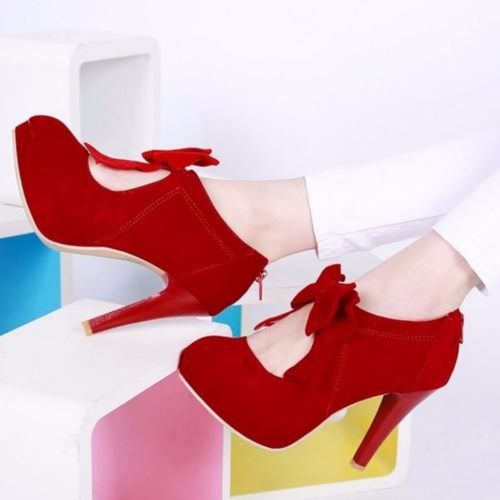 Like new red pumps with bows